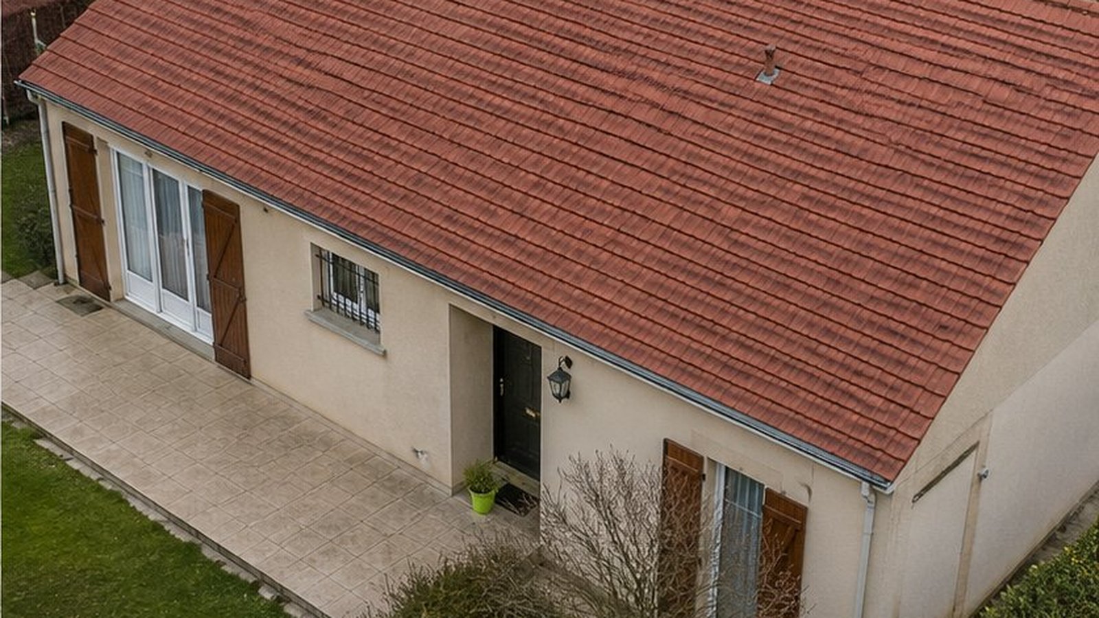 Après démoussage par drone AltaClean : tuiles propres, pavillon Aubergenville (78) 120 m²