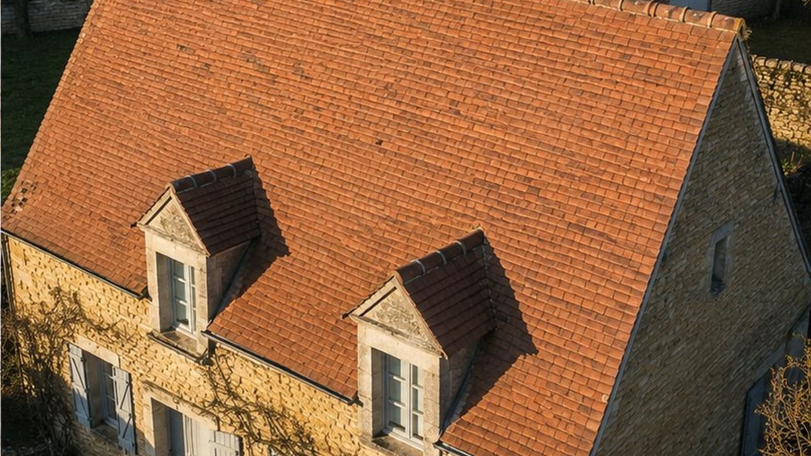 Après démoussage drone : tuiles plates fragiles preservees, maison ancienne Chartres (28) 180 m²