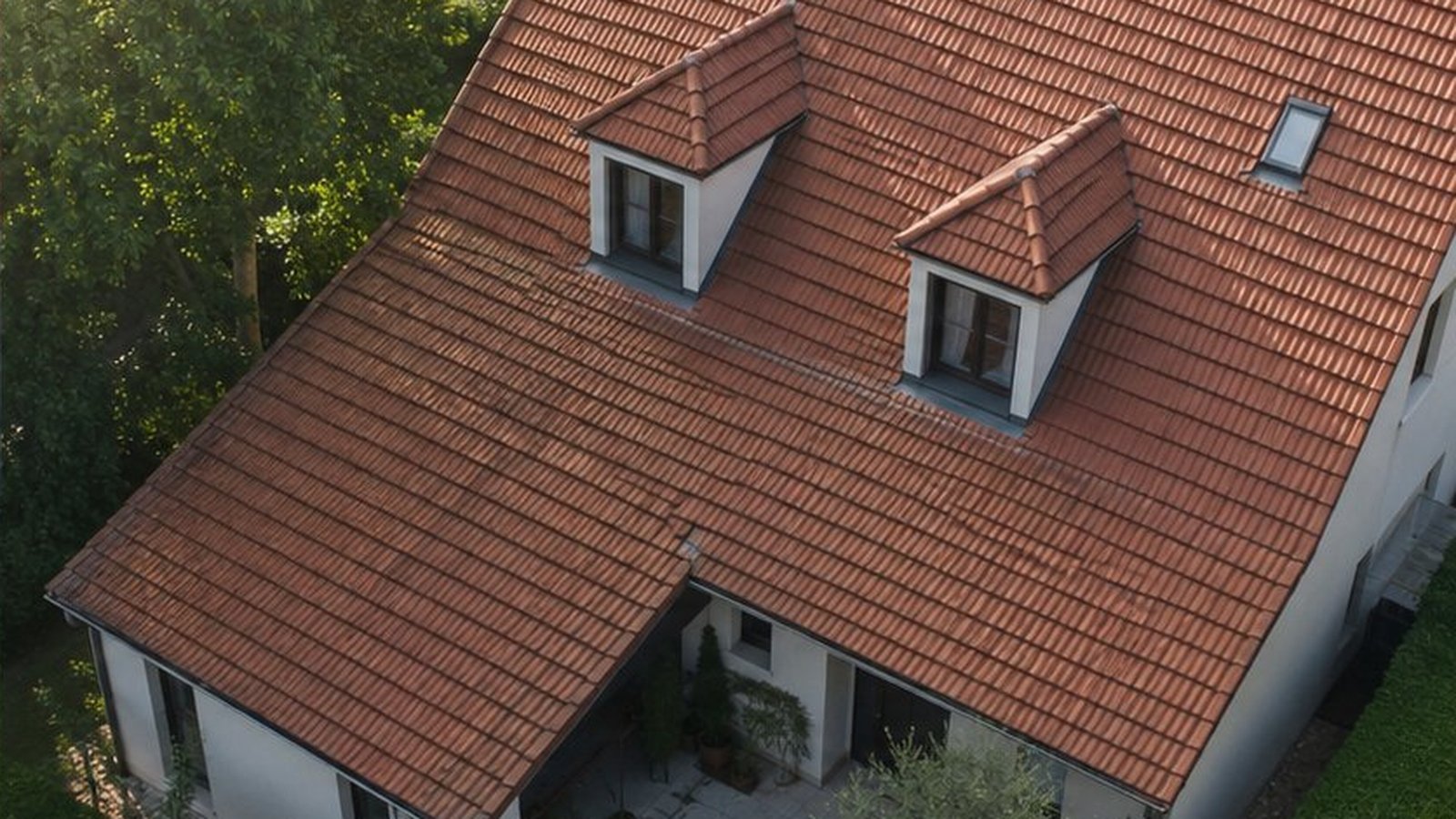 Après démoussage drone : tuile mecanique propre, residence Massy (91) 160 m² CTR Toussus