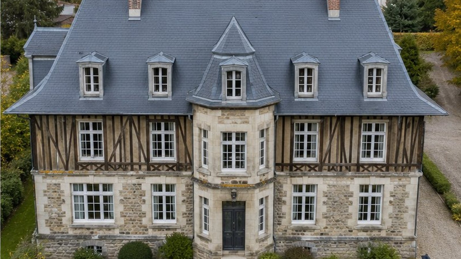 Après démoussage drone : ardoises restaurees, maison patrimoniale Vernon (27) 200 m²