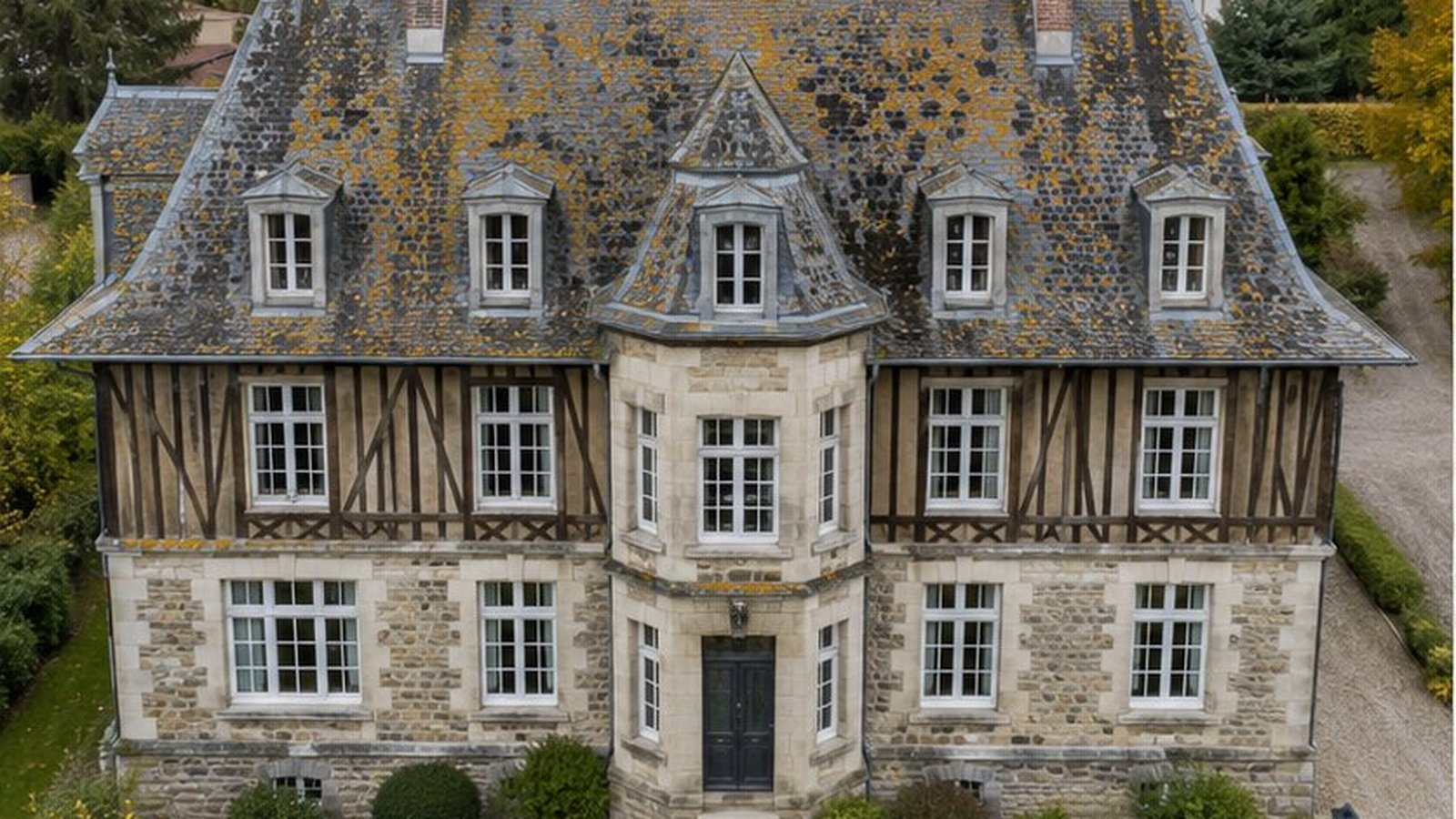 Avant : toiture ardoise patrimoniale Vernon (27), lichens 60 pourcent surface