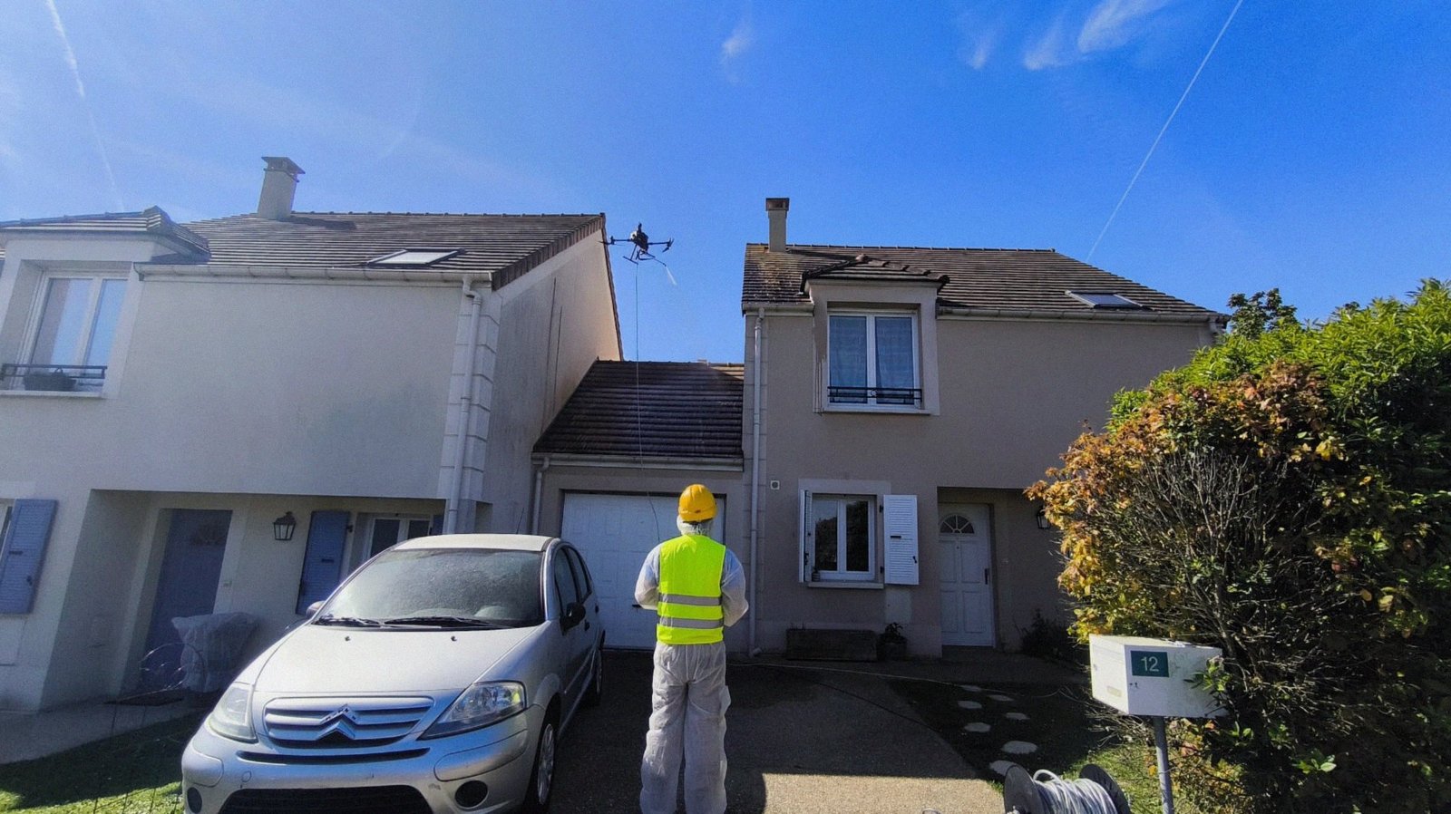 D&eacute;moussage de toiture par drone &agrave; Les Mureaux (78) - AltaClean op&eacute;rateur drone local