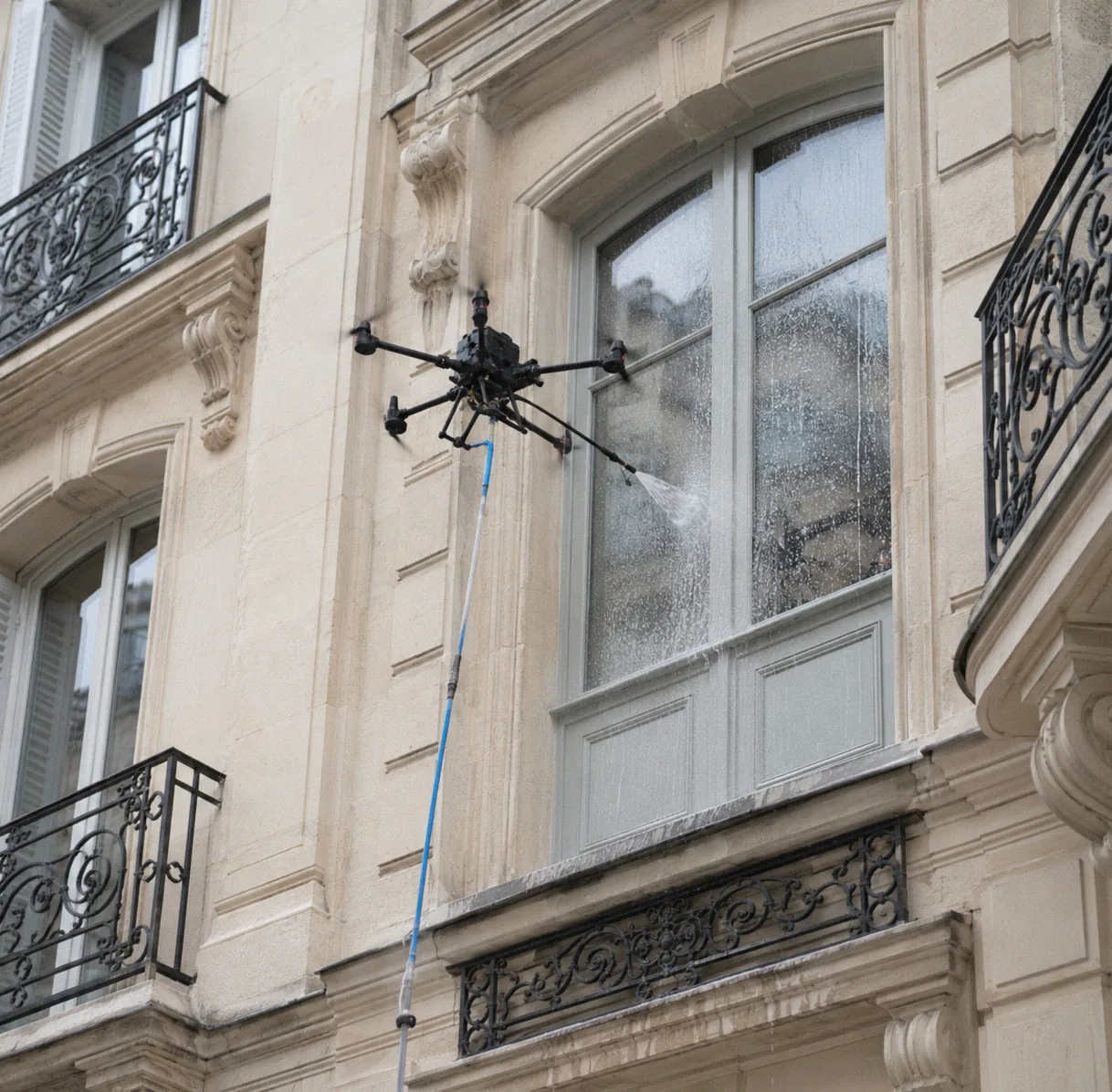 D&eacute;moussage par drone sur toiture patrimoniale &agrave; Thoiry (78)