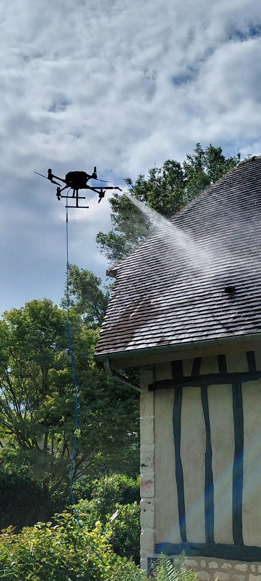 Nettoyage toiture par drone &agrave; Maule (78580) - tuile plate ancienne