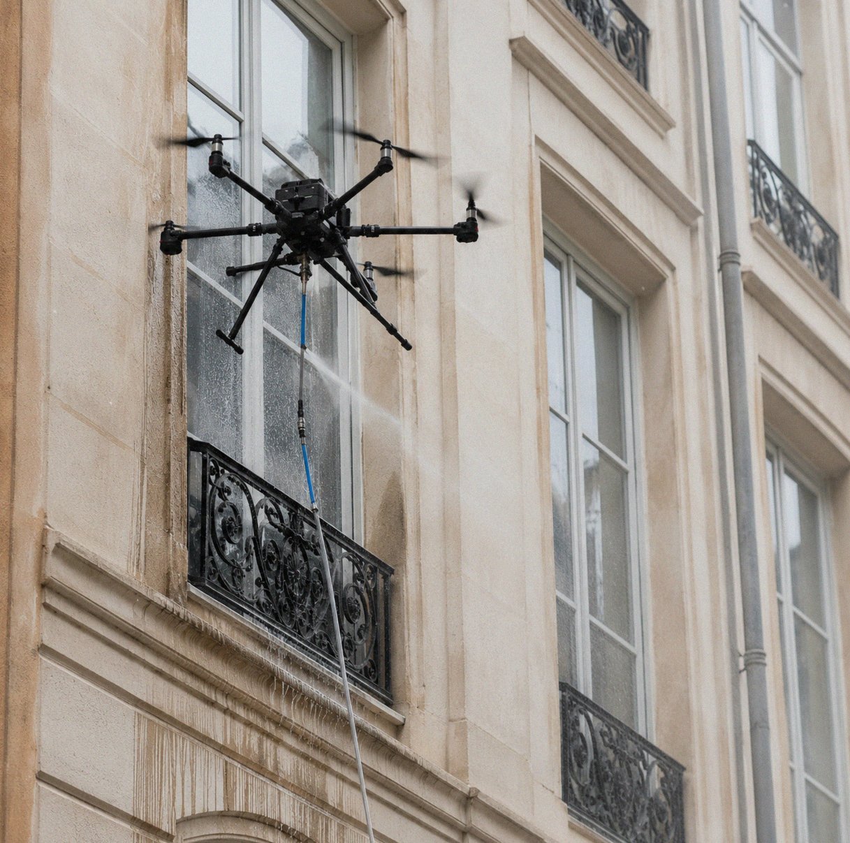 Démoussage par drone d'une toiture en tuiles terre cuite a Crespieres (78)