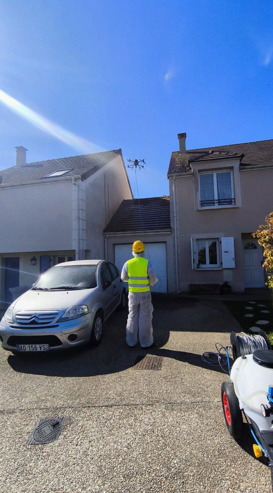 D&eacute;moussage de toiture par drone &agrave; Verneuil-sur-Seine (78) - AltaClean op&eacute;rateur drone local