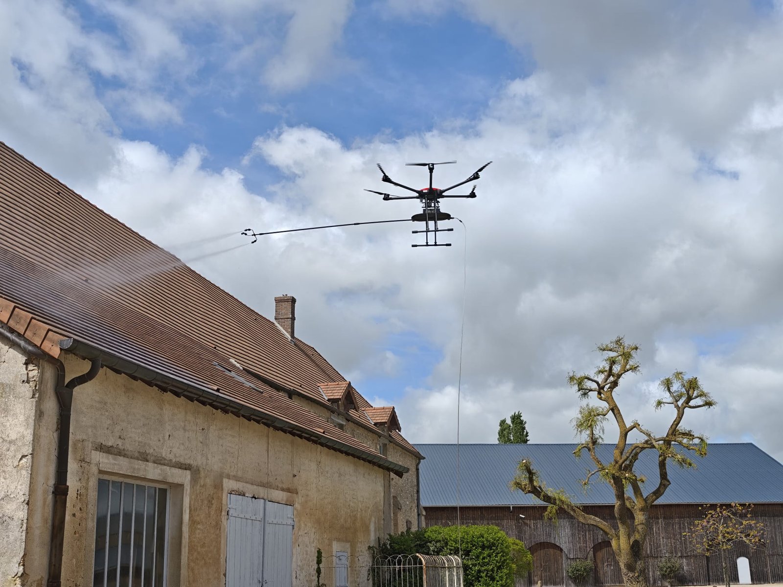 D&eacute;moussage longère rurale en pierre Yvelines, toiture tuile mécanique par drone