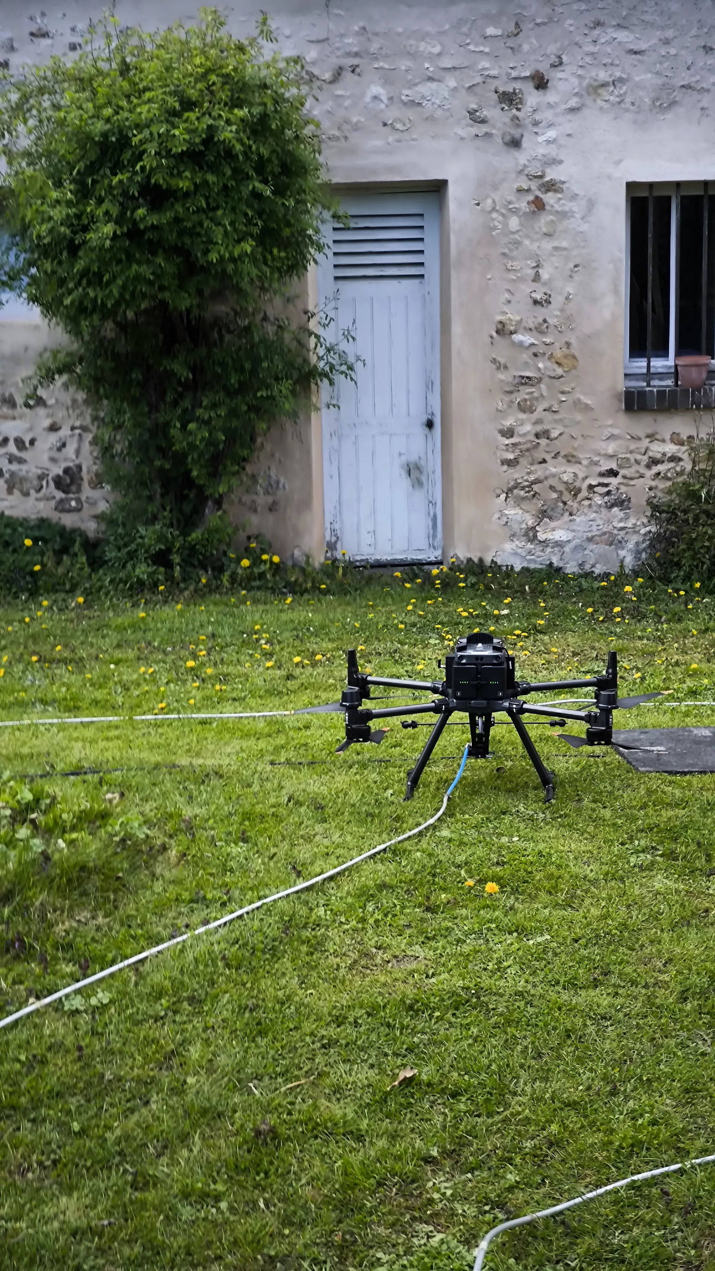 Drone DJI Matrice 350 RTK AltaClean en pr&eacute;paration au sol avant intervention