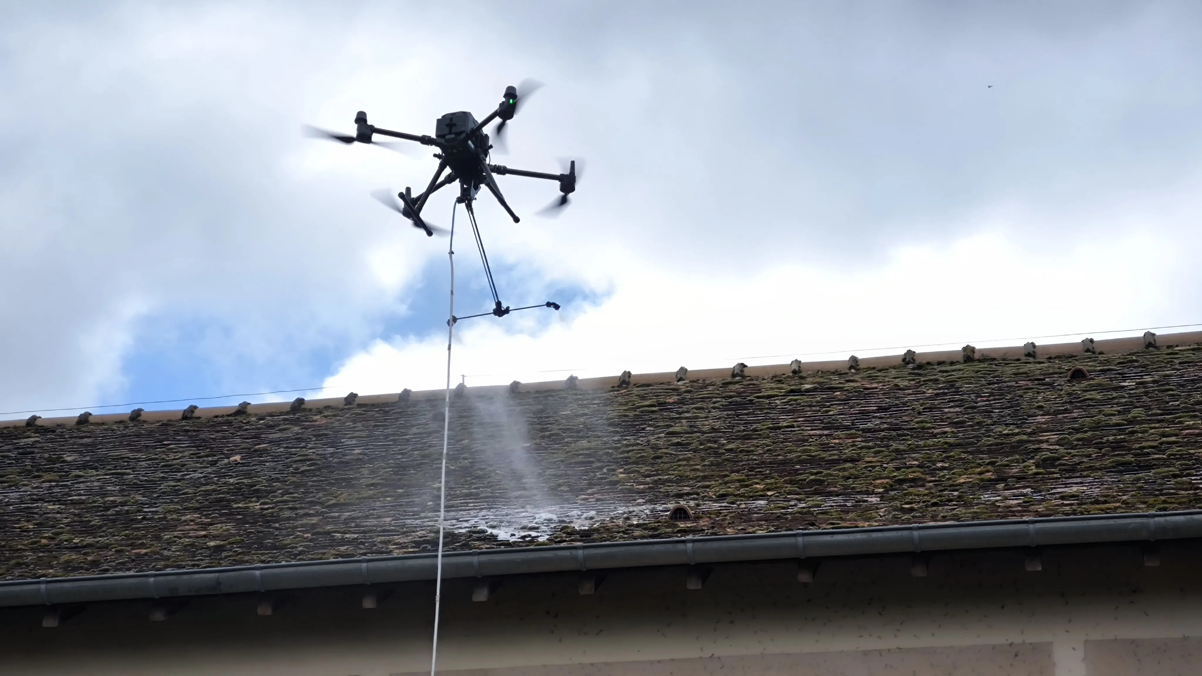 Nettoyage toiture par drone &agrave; Feucherolles (78810) - tuile plate ancienne