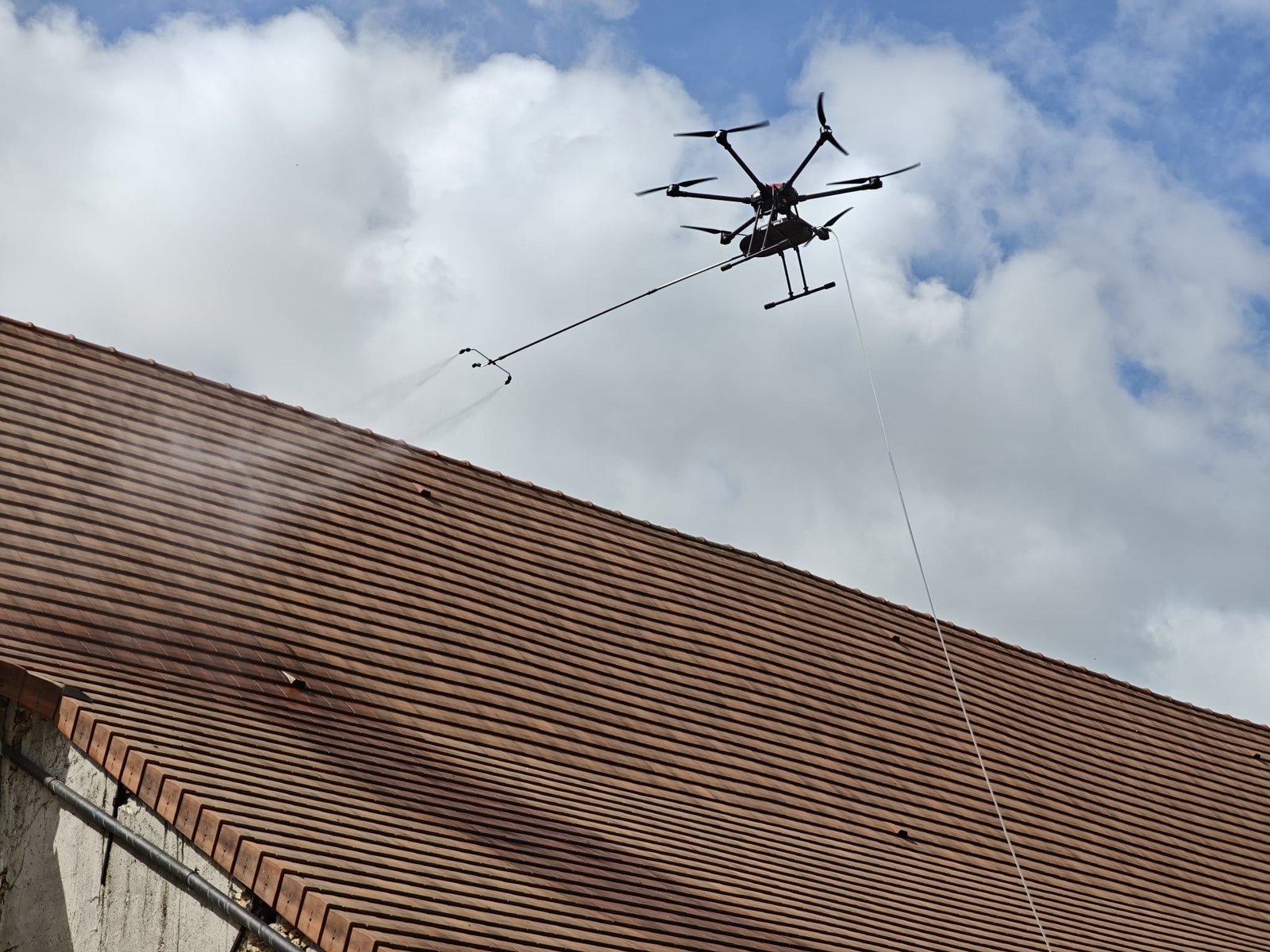 Toiture tuile m&eacute;canique apr&egrave;s hydrofuge par drone Cergy, r&eacute;sultat propre