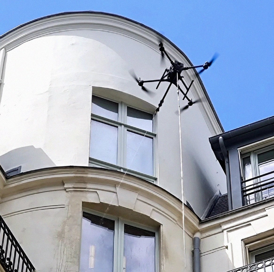 D&eacute;moussage de toiture par drone &agrave; Aubergenville (78) - AltaClean op&eacute;rateur drone local