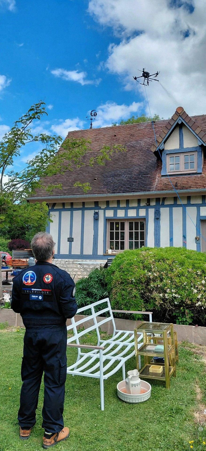 Nettoyage drone maison normande a colombages bleus Poissy (78), telepilote en uniforme officiel
