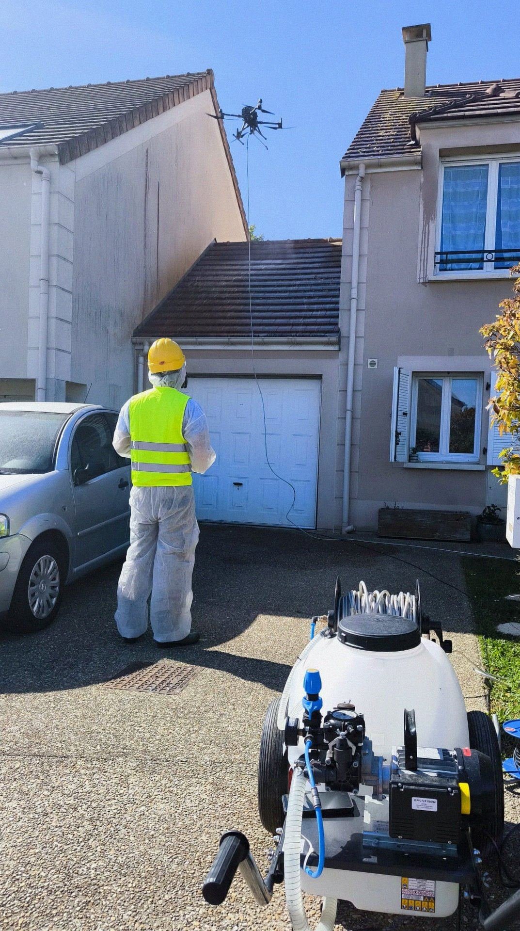 Drone AltaClean en intervention de nettoyage de toiture dans les Yvelines, 6 d&eacute;partements desservis