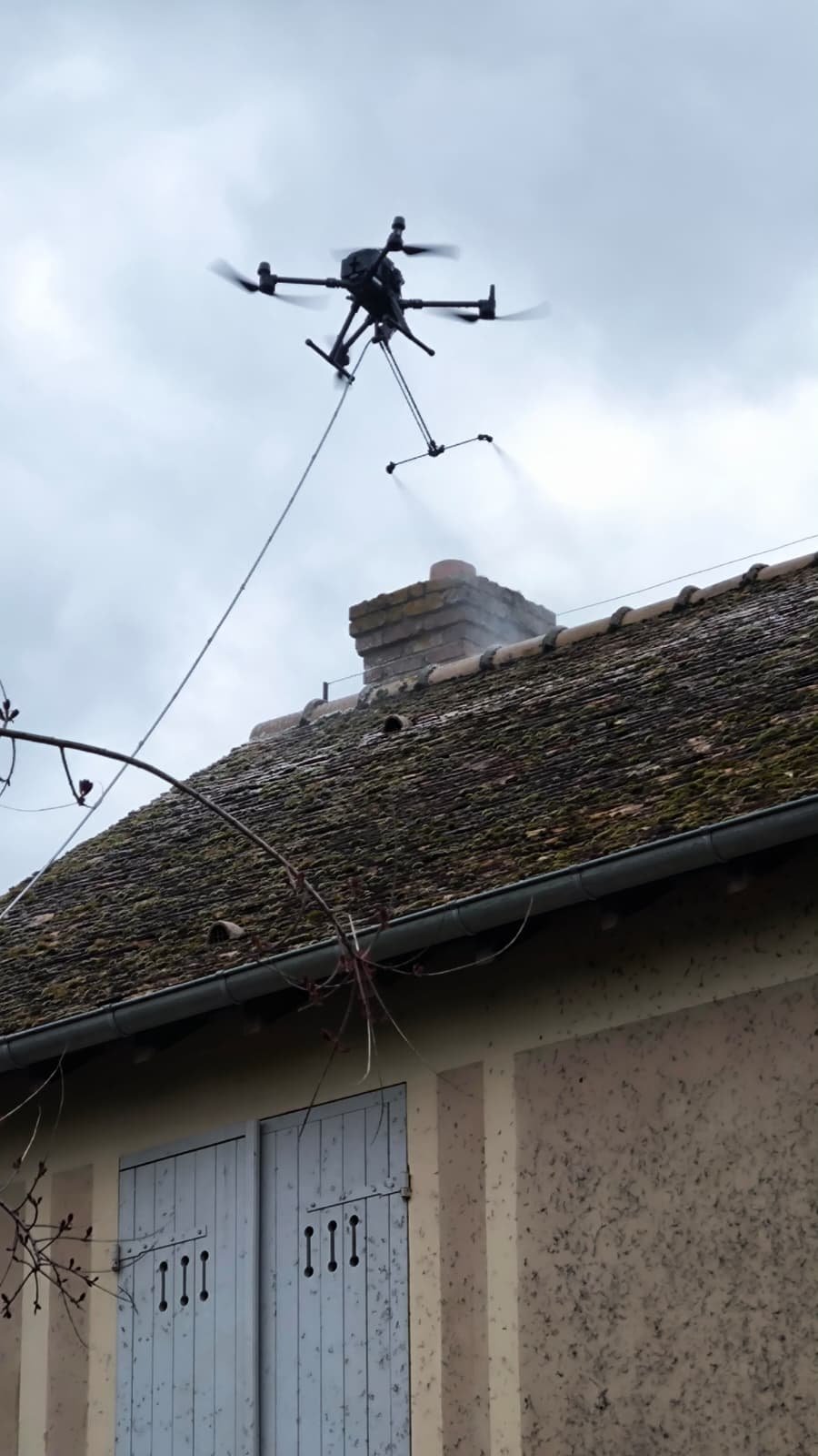 Drone en vol au-dessus toiture